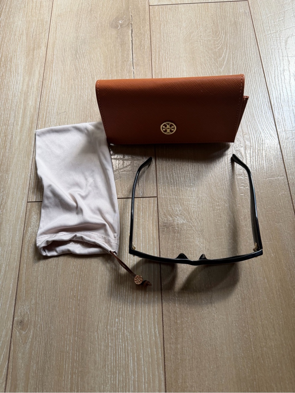 Tory Burch Black Square Sunglasses with Gold Logo - Picture 3 of 7